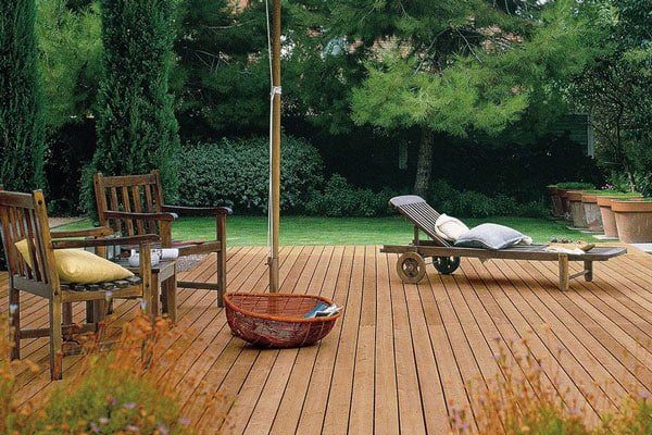 עיצוב גינה עם דק 1 e1760255187749 - טיפים לעבודה עם לוחות עץ