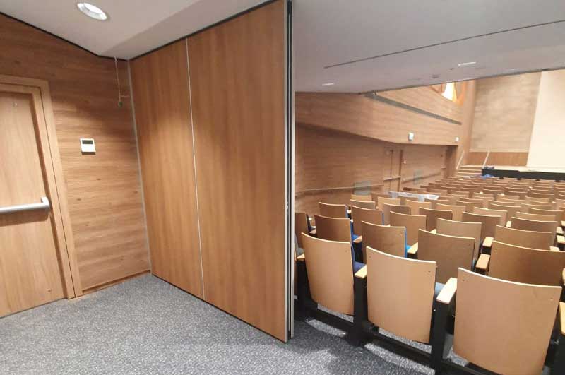 איך לשלב עץ כחומר עיצובי במשרדים ועסקים שימוש בעץ ליצירת חלוקה בין אזורים - איך לשלב עץ כחומר עיצובי במשרדים ועסקים